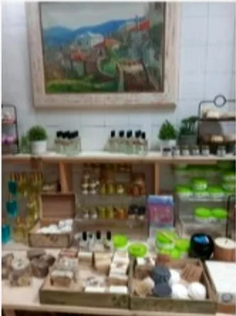 Πίνακας ζωγραφικής πάνω από ράφια με χειροποίητα