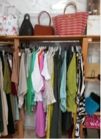 Τσάντες και ρούχα σε κρεμάστρα
